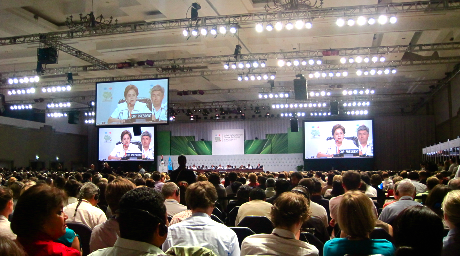 Imagen 11 Al principio de la anunciación informal de las negociaciones sobre el Protocolo de Kioto. Patricia Espinosa hablando.